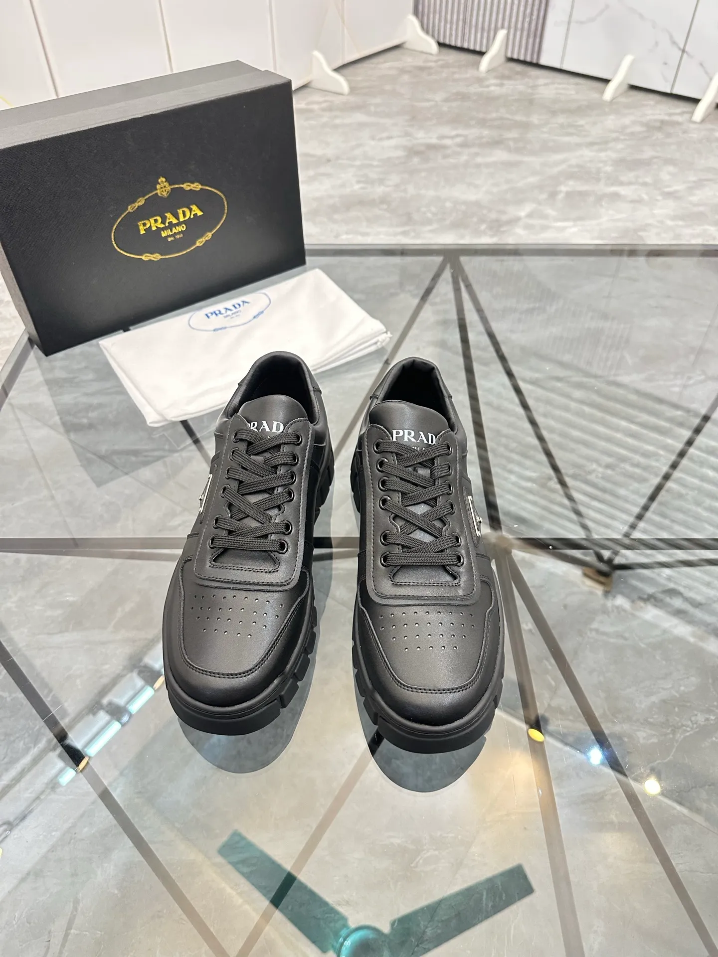 Men's shoes: 💰P420¥ Product trademark: Prada *"Prada*" low-top casual shoes Regular size: 38-44 (can be customized to 45) Product materials: imported cowhide upper, sheepskin lining, original outsole. Number: 020